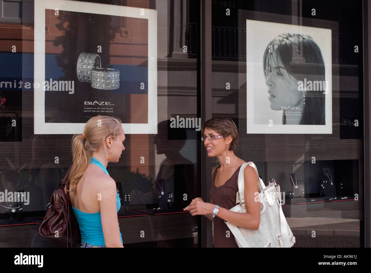 Les jeunes consommateurs sur Rodeo Drive, Beverly Hills, Californie, États-Unis Banque D'Images