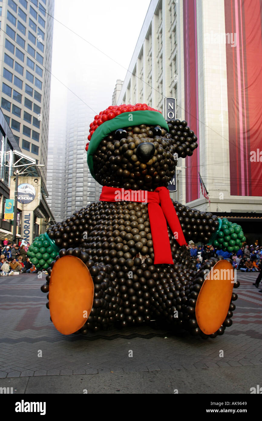 Ourson ballon en fête de Noël holiday parade sur la Cinquième Avenue Seattle Washington Banque D'Images