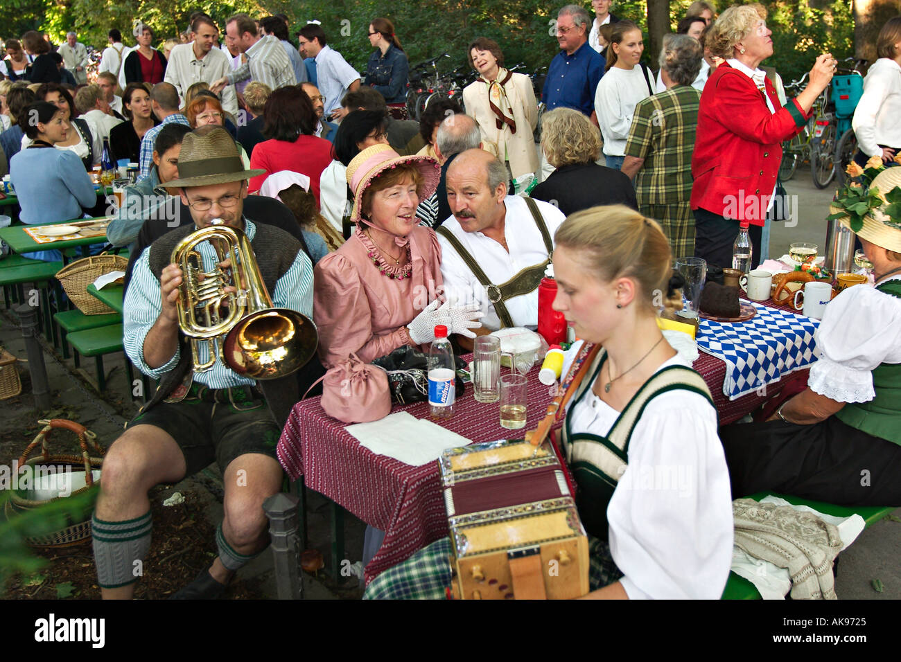 Kocherlball Festival dans le Jardin Anglais de Munich en Bavière matin Banque D'Images