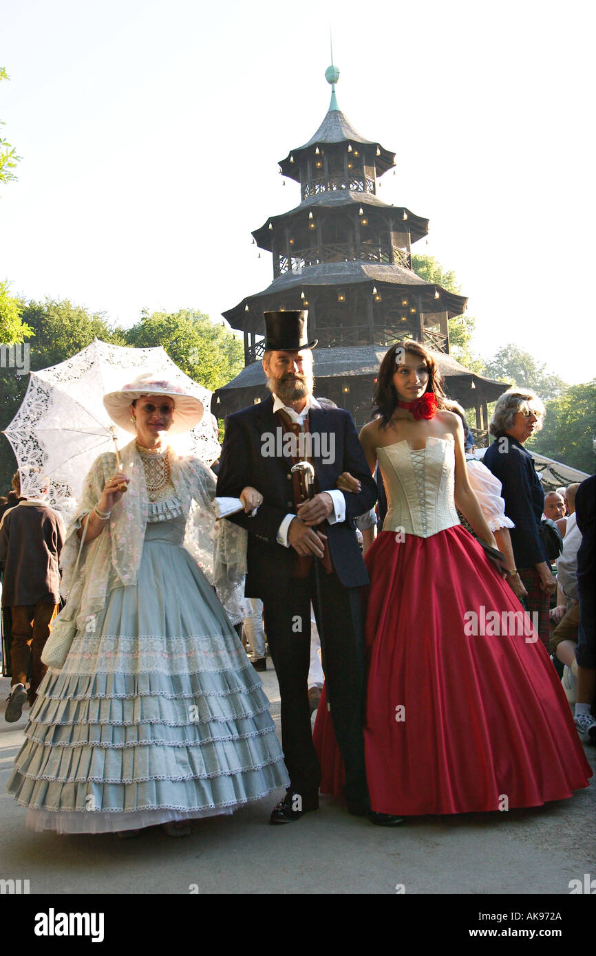 Kocherlball Festival dans le Jardin Anglais de Munich en Bavière matin Banque D'Images