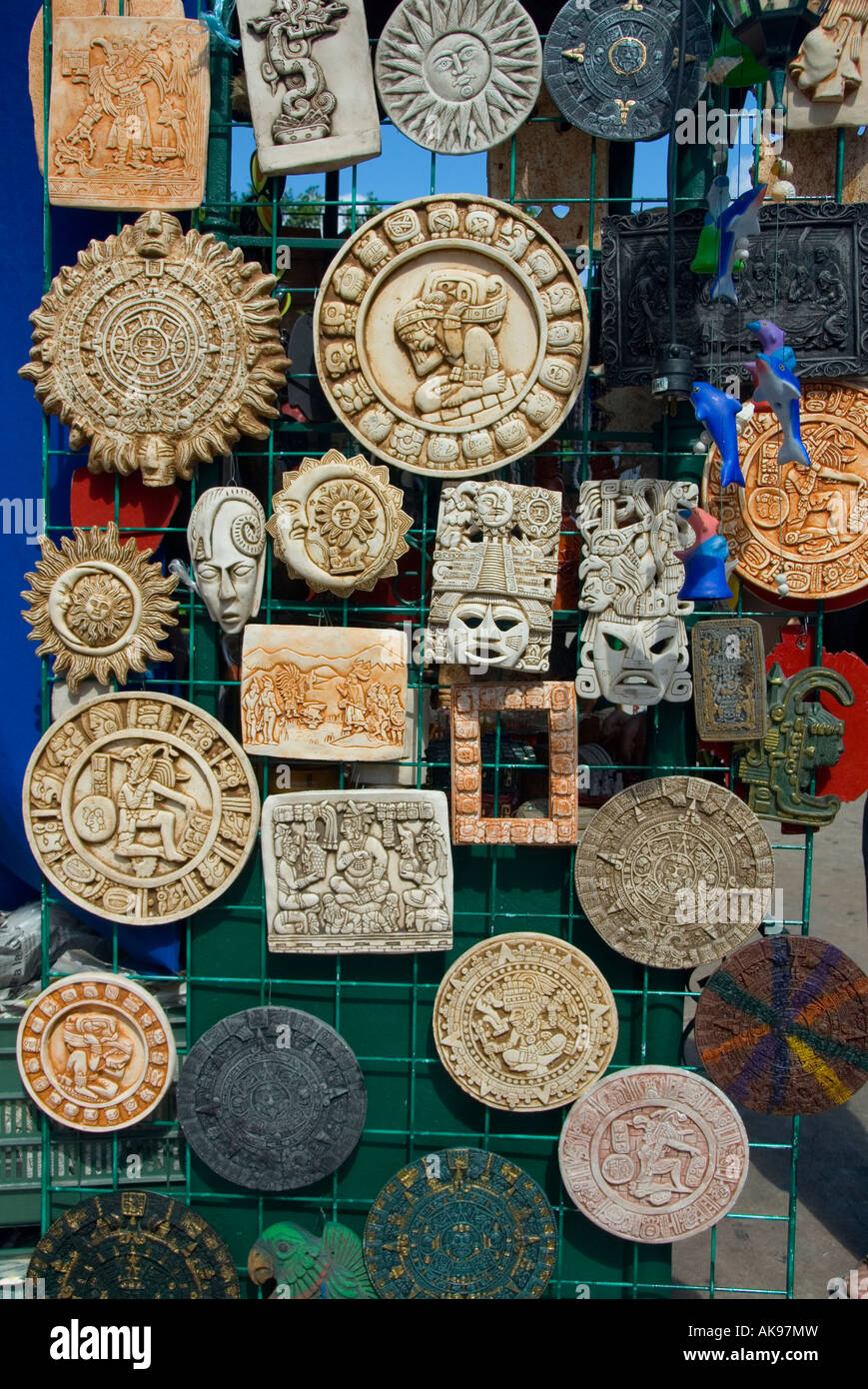 Les calendriers mayas en vente sur stand au marché d'art et d'artisanat du dimanche en Merida Yucatan Mexique Domingo 2007 NR Banque D'Images