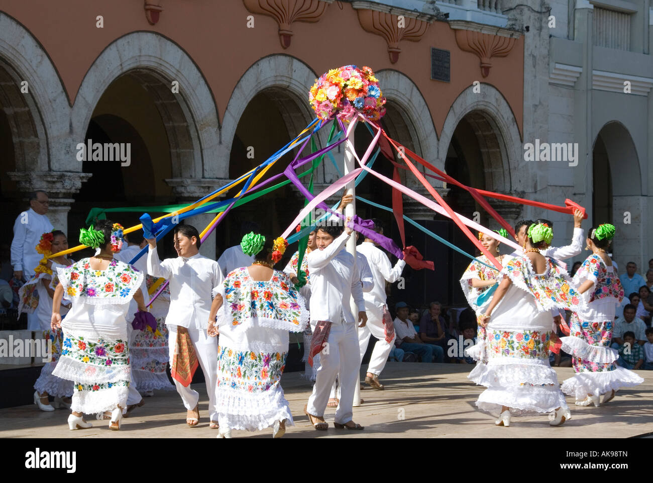 Danseurs mexicains en robe de dentelle avec danse pôle peut et rubans en Merida Yucatan Mexique 2007 Domingo Banque D'Images