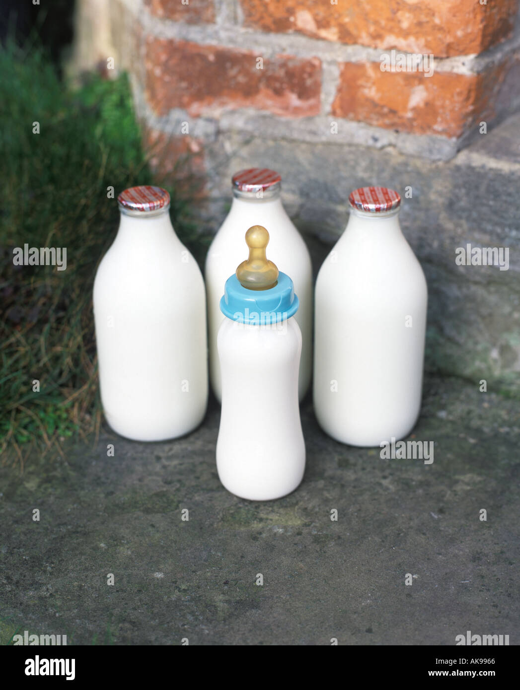 Bouteille De Bebes Avec La Bouteille De Lait Sur Le Demarchage Photo Stock Alamy