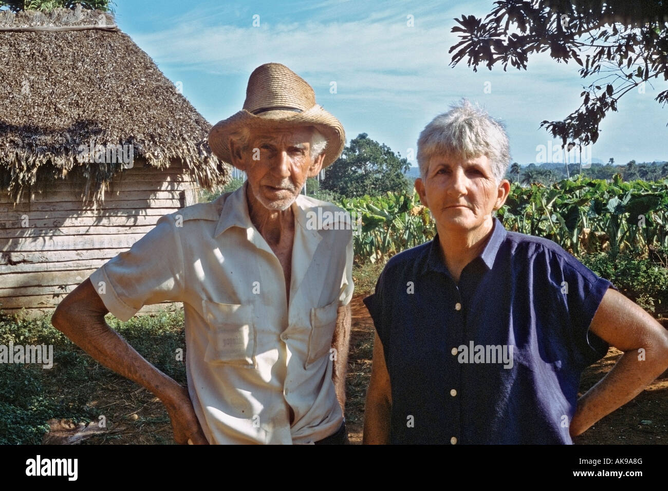 Couple de personnes âgées en face de leur maison dans le champs de tabac de Pinar del RÌo Province dans l'ouest de Cuba Banque D'Images