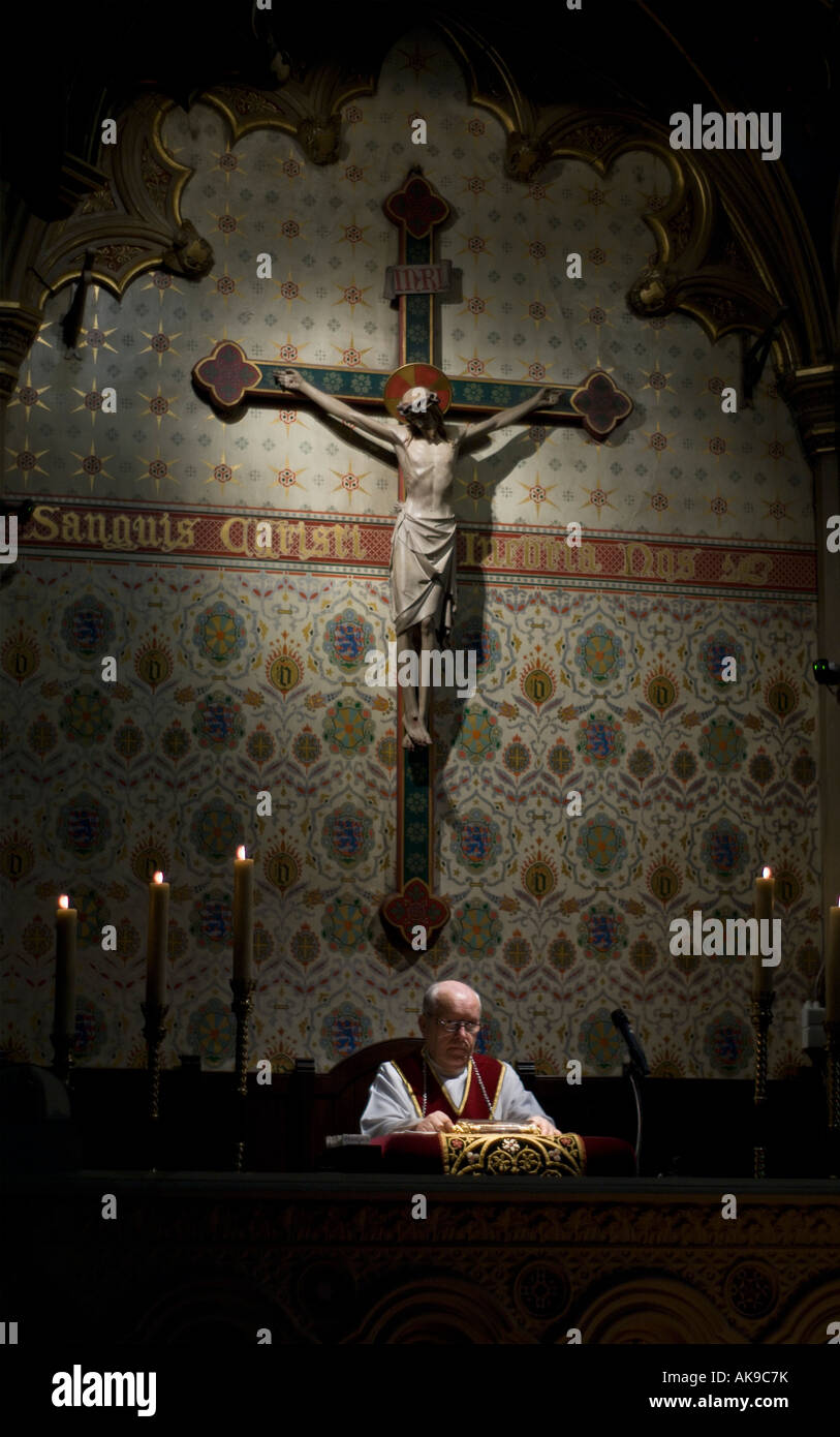Relique du Saint Sang sur l'affichage public d'une croix au-dessus, dans la basilique du Saint-sang, Bruges, Belgique. Banque D'Images