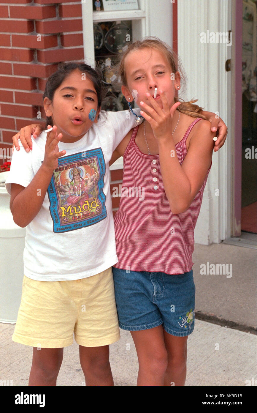 Les filles l'âge de 11 fumeurs Candy cigarettes au magasin de bonbons. Sault Ste. Marie-France France Banque D'Images