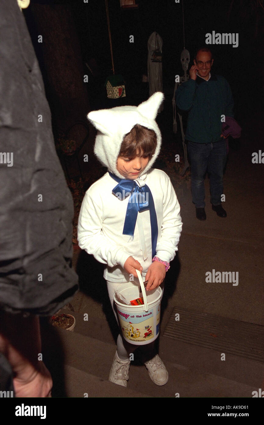 Truc et le traitement de l'âge 9 bunny hopping sur Halloween. St Paul Minnesota USA Banque D'Images