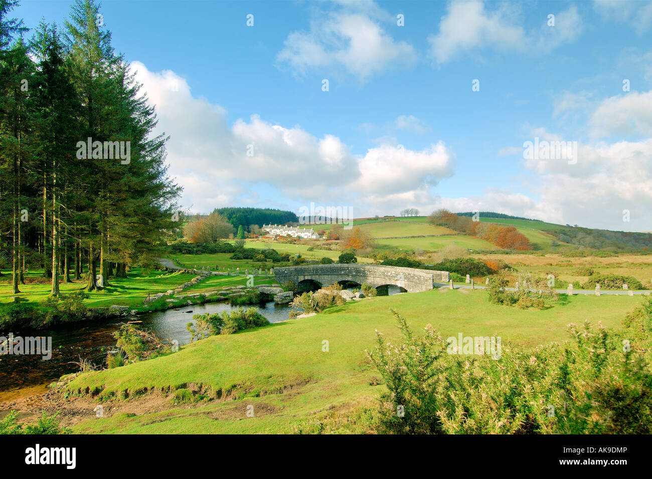 Vue sur Bellever villlage sur Dartmoor National Park à l'automne avec le pont routier traversant la rivière Dart est Banque D'Images