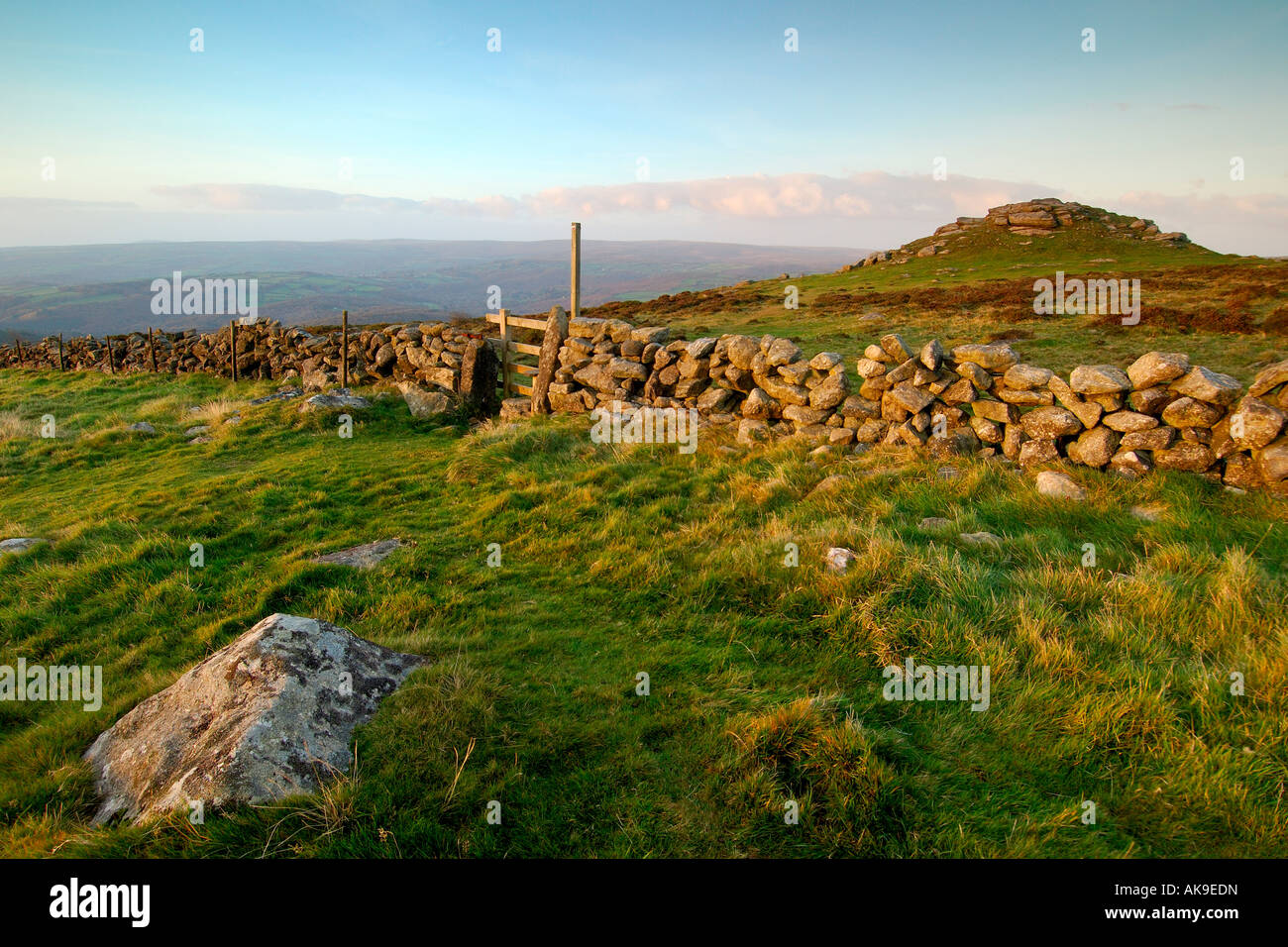 Lever du soleil à Buckland Phare dans le Dartmoor avec un mur en pierre sèche et du stile Banque D'Images