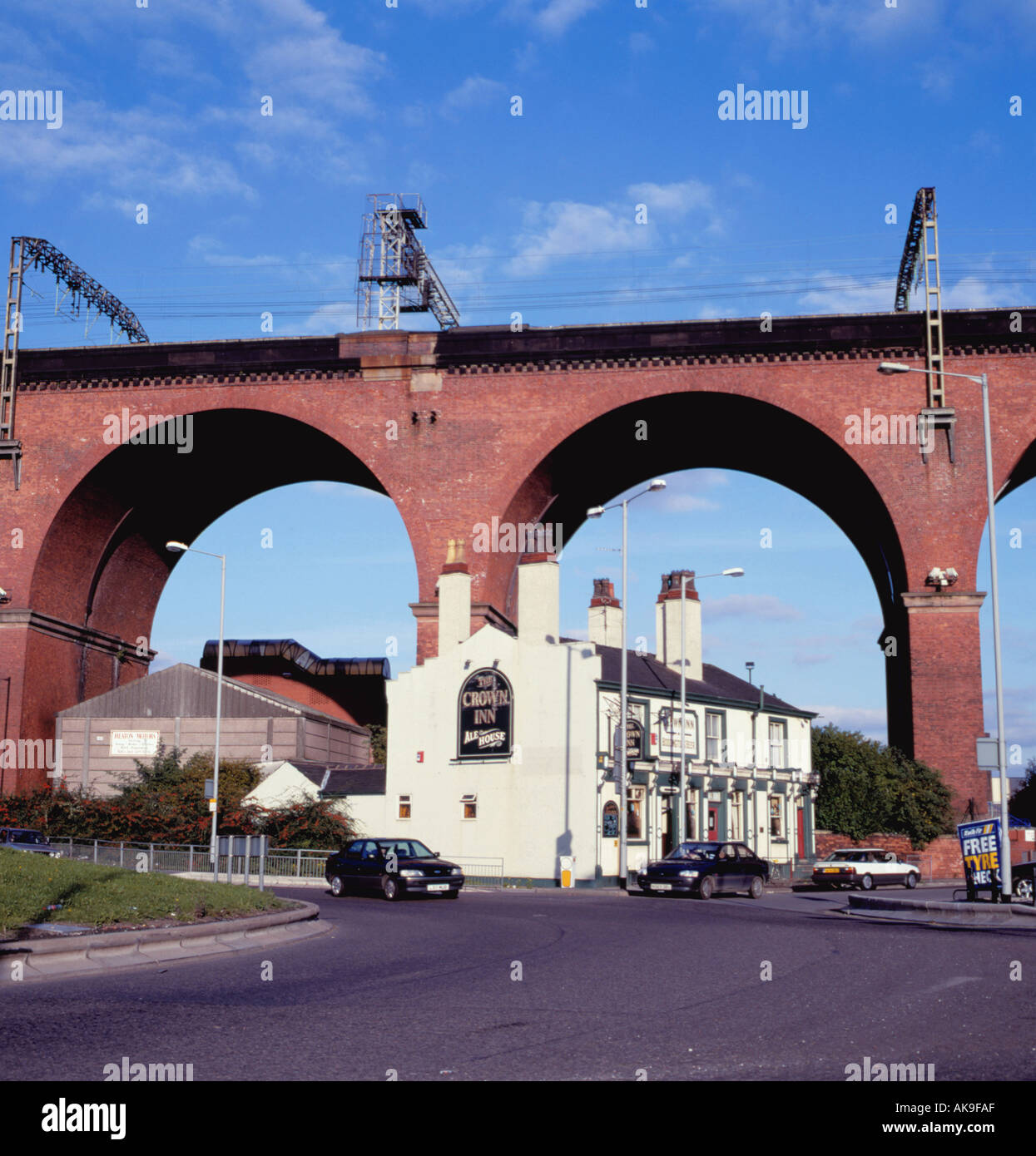 L 'Crown Inn' sous le viaduc ferroviaire de la Mersey, Stockport, Greater Manchester, Angleterre, Royaume-Uni. Banque D'Images