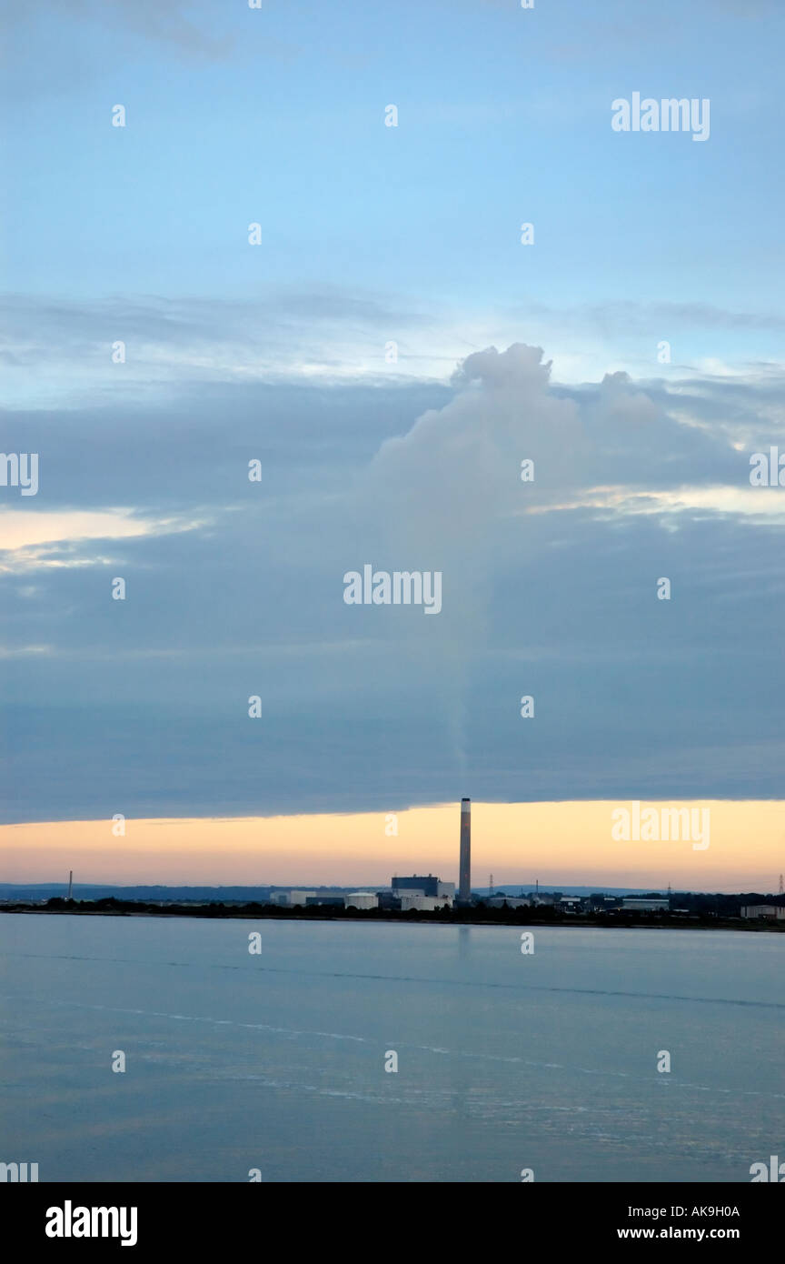 Les usines et les cheminées crachant de la fumée des industries et des polluants Banque D'Images
