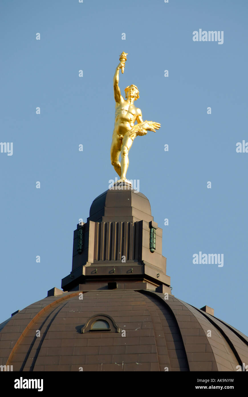Golden Boy statue par le sculpteur Georges Gardet orne la coupole de  l'Édifice de l'Assemblée législative du Manitoba Winnipeg, Canada Photo  Stock - Alamy