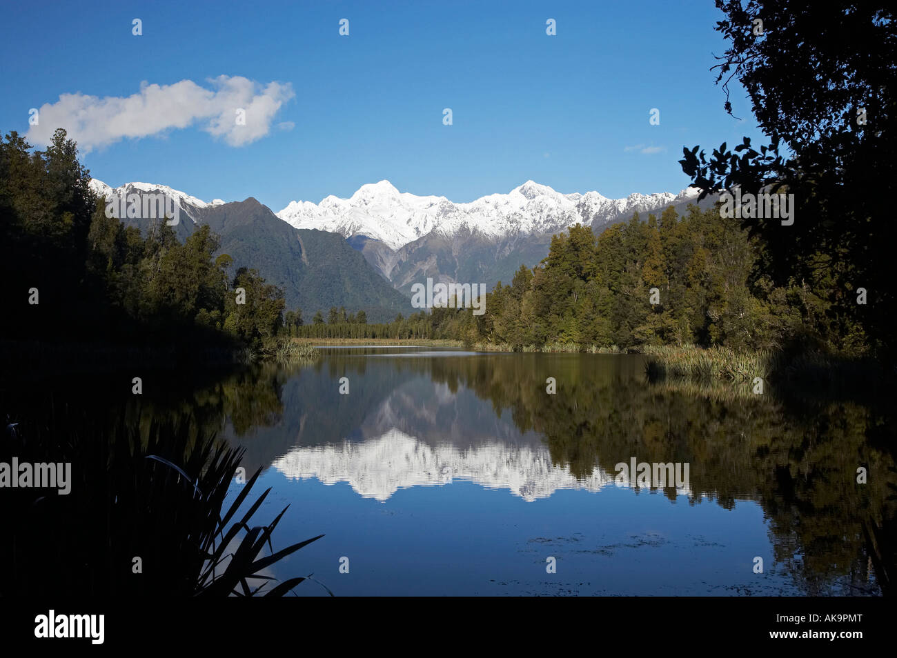 Sommets du Mt Tasman et Aoraki Mt Cook reflétée dans le lac Matheson Westland National Park Côte ouest de l'île du Sud Nouvelle-Zélande Banque D'Images