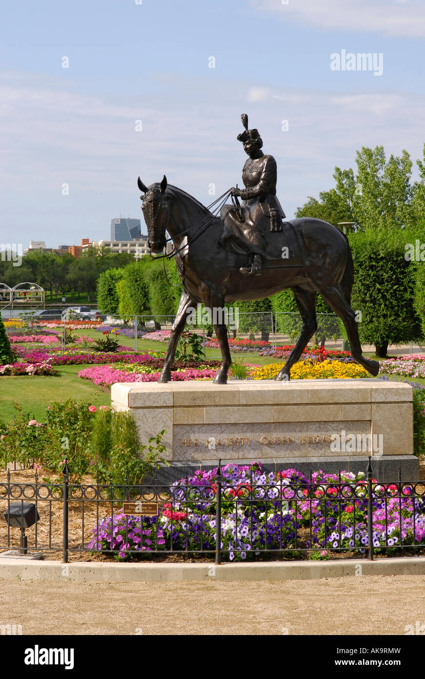 La reine Elizabeth II Statue et Centennial Gardens, Parlement de la capitale provinciale de la Saskatchewan Regina motifs Canada Banque D'Images