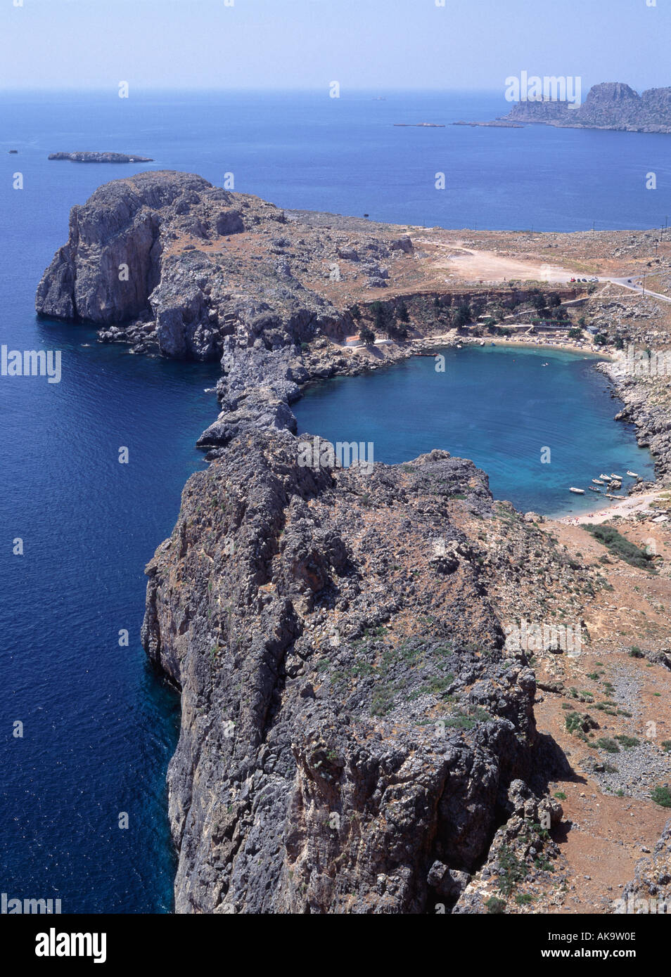 Regardant vers le bas sur le petit port de l'Apôtre Paul d'Acropole de Lindos sur l'île grecque de Rhodes Banque D'Images