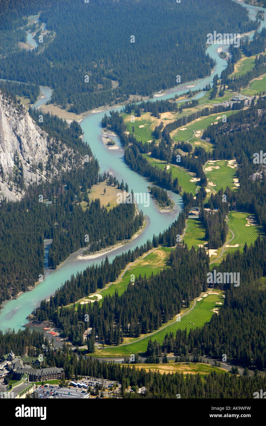 Vue aérienne de la rivière Bow et de golf Fairmont Banff Springs Banff Alberta Canada Canadian Rockies Canadian Rocky Mountains B Banque D'Images