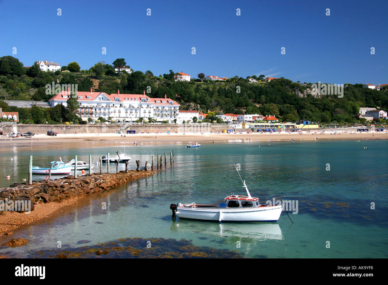 La Grande-Bretagne Channel Islands Jersey St Brelade Bay Beach et village Banque D'Images