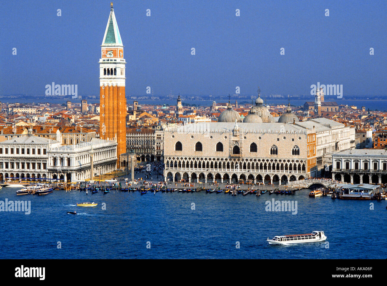 PIAZZA SAN MARCO ET LE PALAIS DES DOGES Venise Italie Banque D'Images