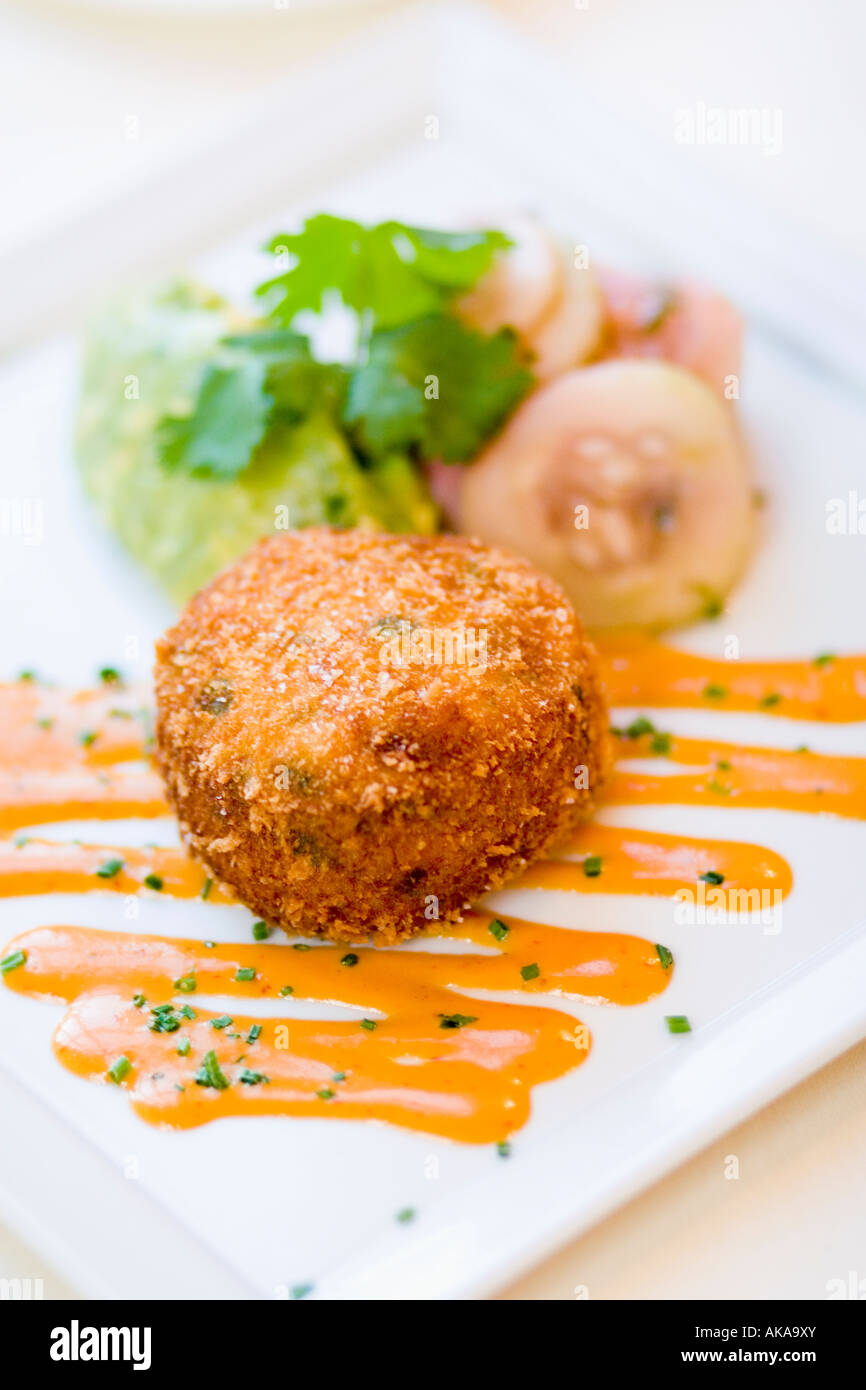 Gâteau de Poisson croustillant avec salade et sauce piquante Banque D'Images