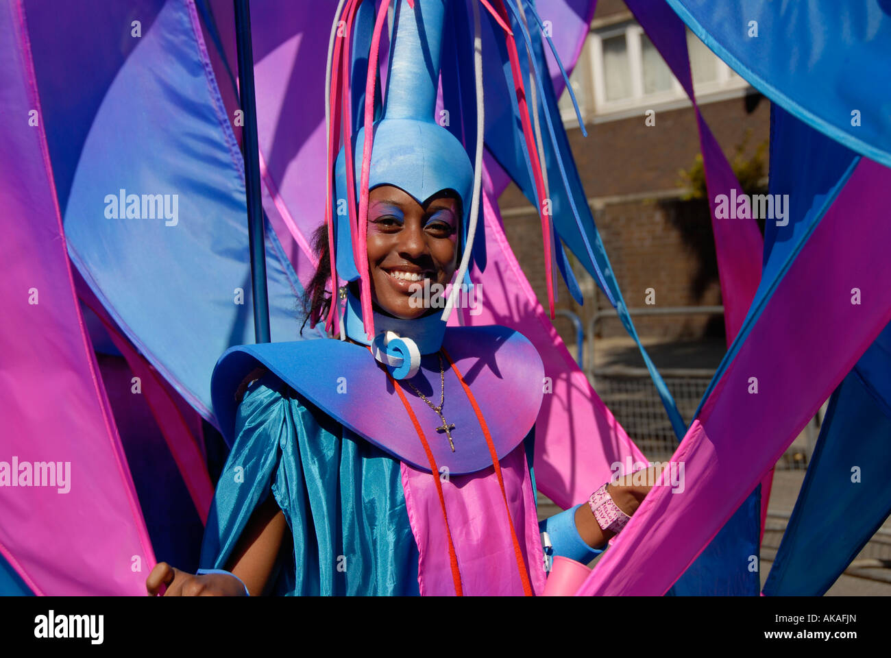 Les artistes femmes dansant dans la parade annuelle au carnaval de Notting Hill à Londres. Banque D'Images