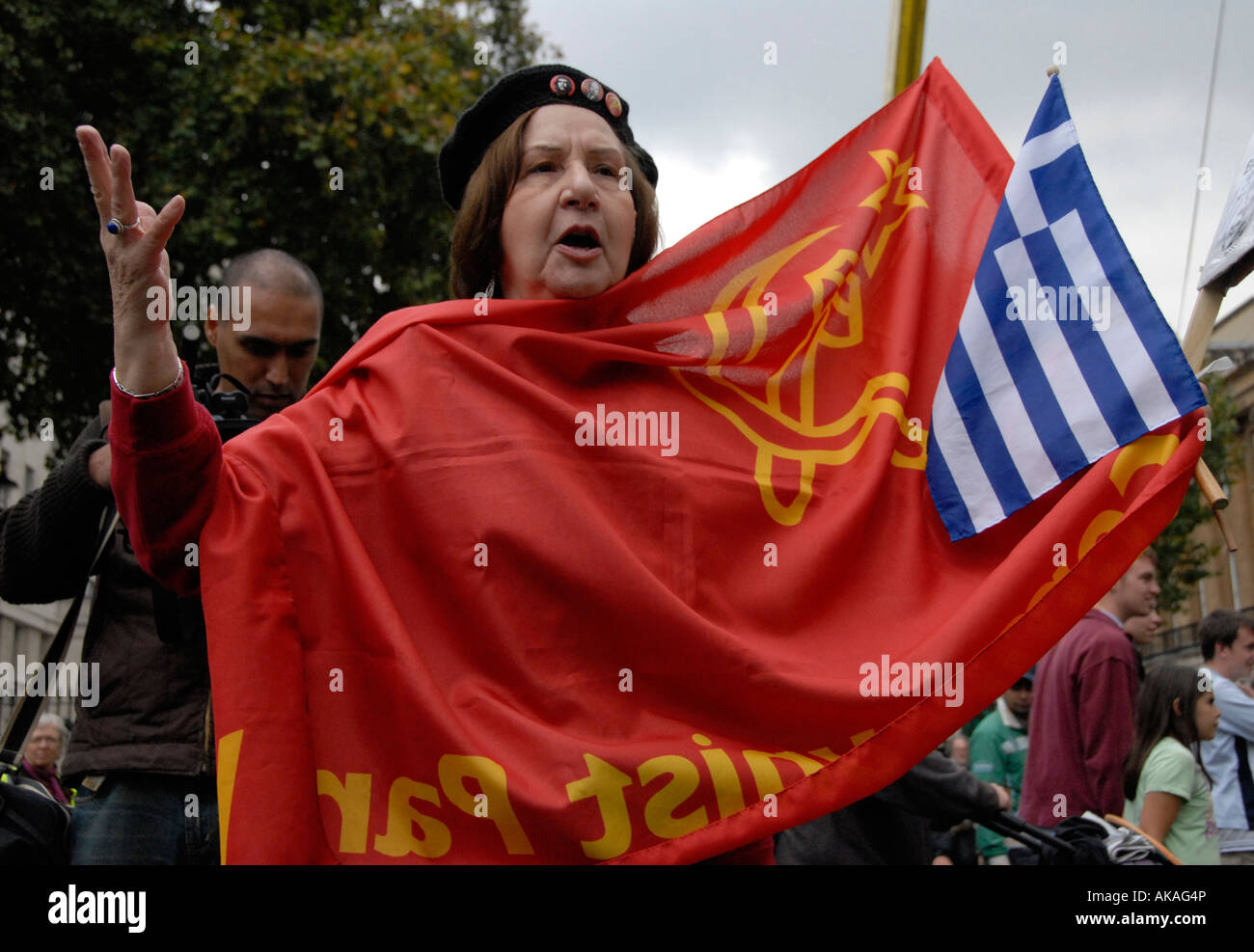 Femme avec drapeau communiste à arrêter la guerre Oct 8e 2007 Banque D'Images