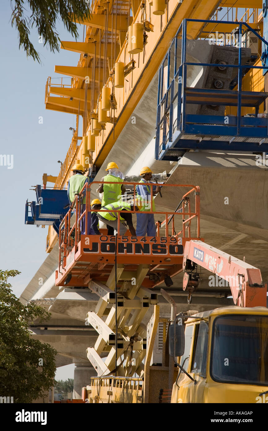 Viaducs surélevés sur le réseau ferroviaire de transport rapide non fini du métro de Dubaï en construction. Systèmes avancés de transport ferroviaire urbain à Dubaï. EAU Banque D'Images