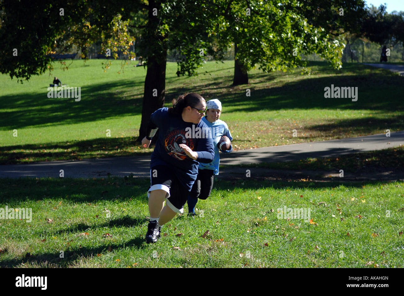 La pratique des femmes de flag-football sur terrain gaélique à Inwood Hill Park Banque D'Images