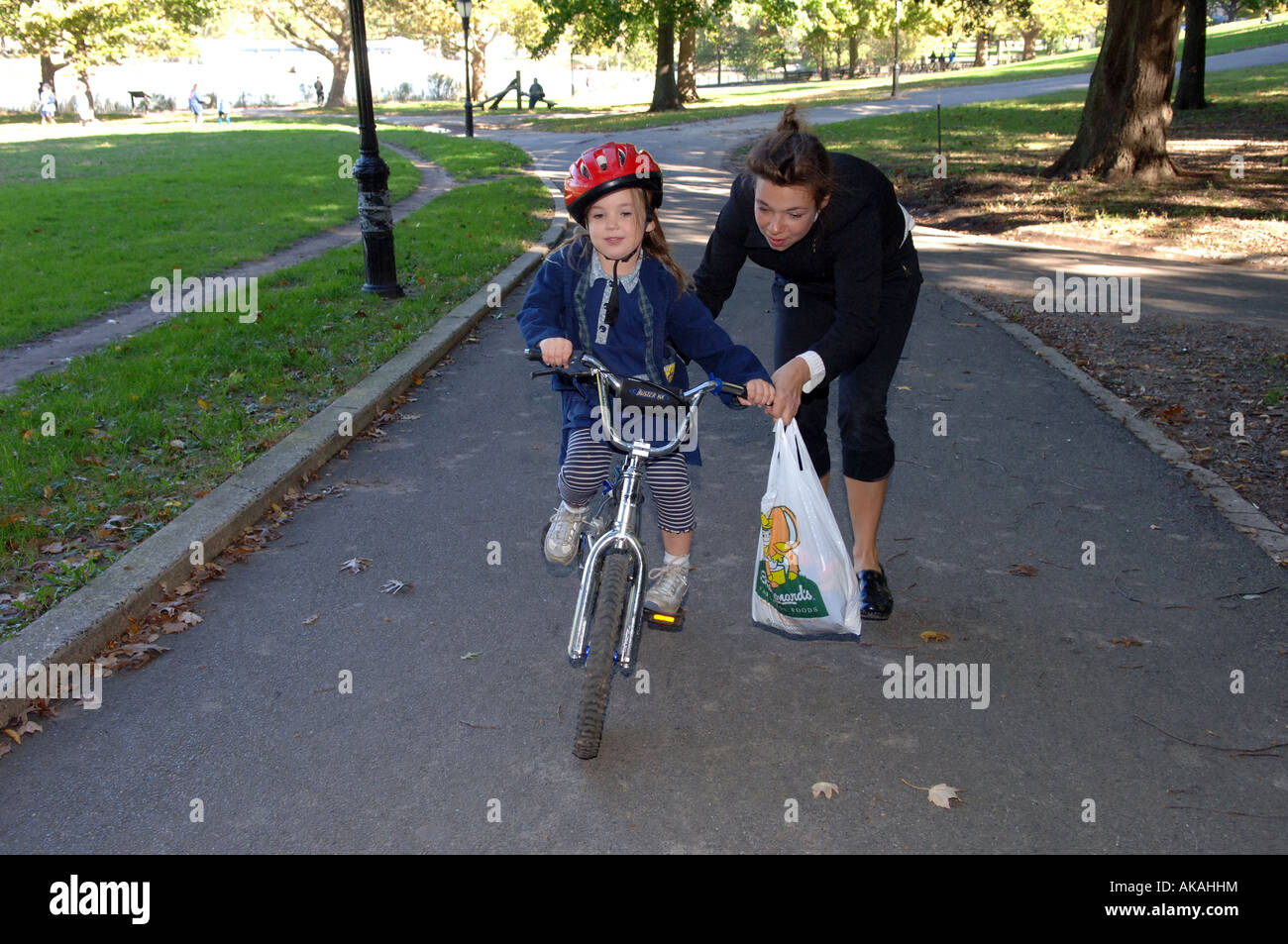Une mère apprend à ses cinq ans à faire de la bicyclette à Inwood Hill Park dans Upper Manhattan Banque D'Images