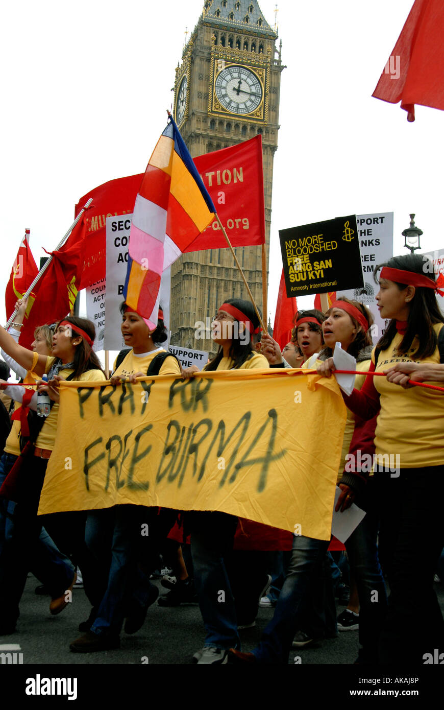Les moines et les manifestants défilent dans le centre de Londres pour soutenir le mouvement pro-démocratie birman 6 Oct 2007 Banque D'Images