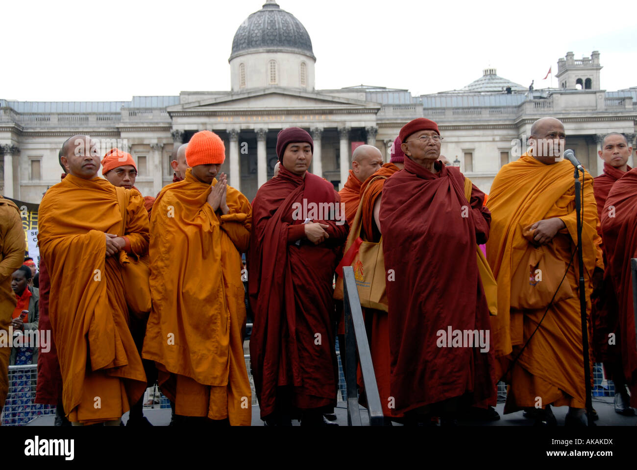 Les moines et les manifestants défilent dans le centre de Londres pour soutenir le mouvement pro-démocratie birman 6 Oct 2007 Banque D'Images