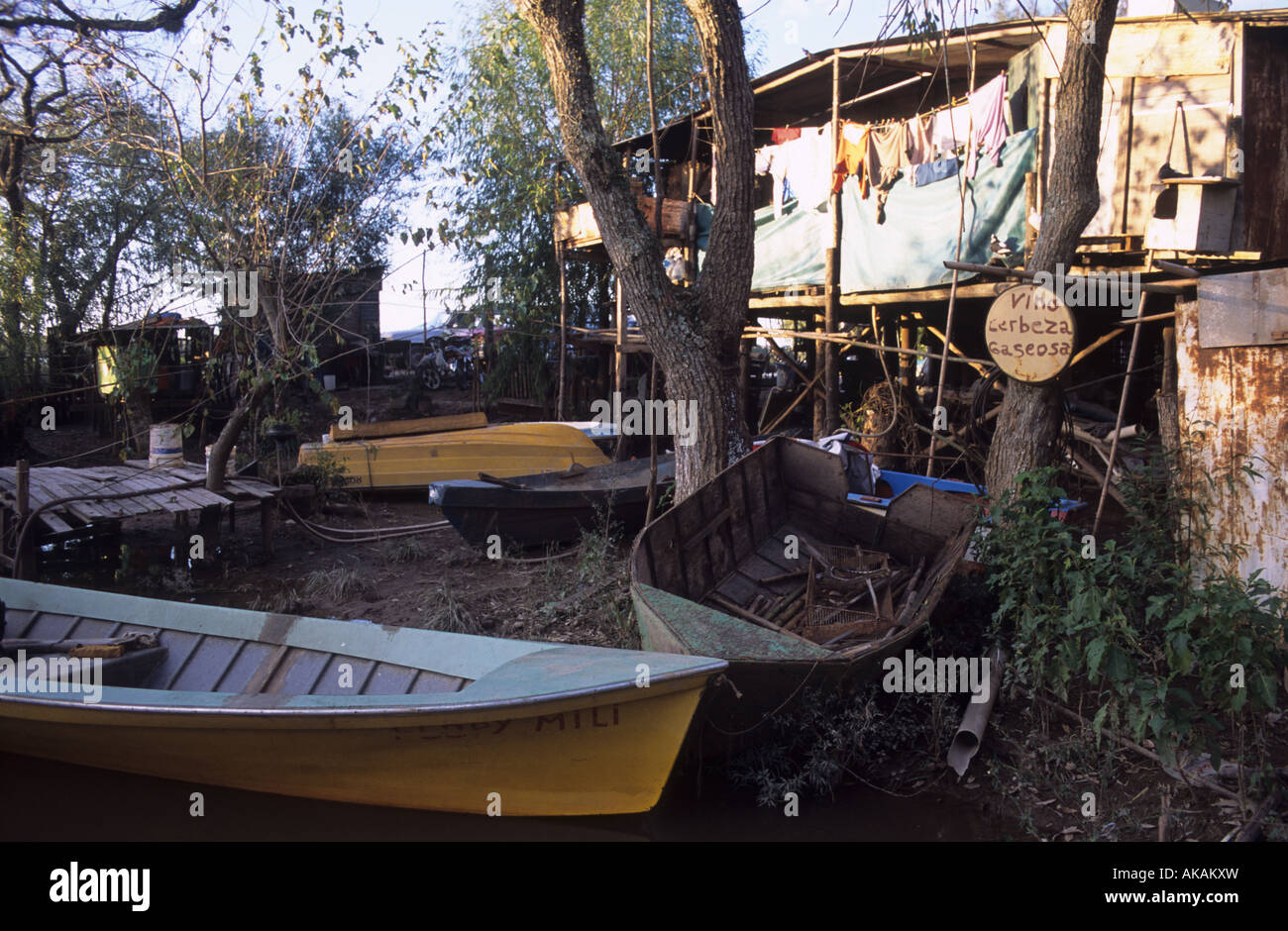 Cours d'eau-canal avec des bateaux sur une fin d'après-midi Banque D'Images