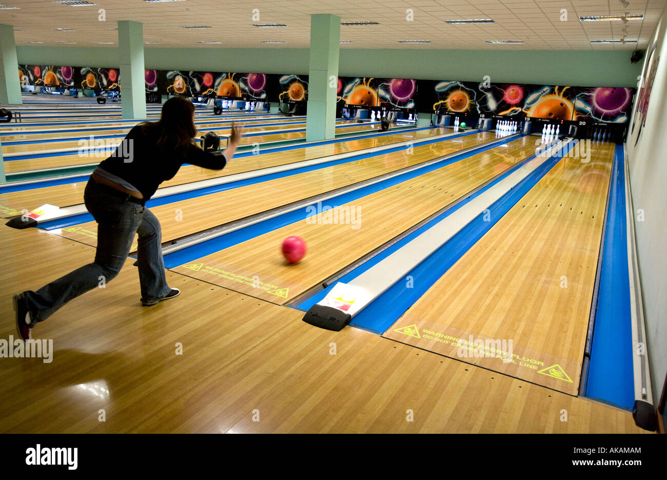 Une femelle bowler lui fait feu sur un Ten pin bowling Birmingham England UK Banque D'Images