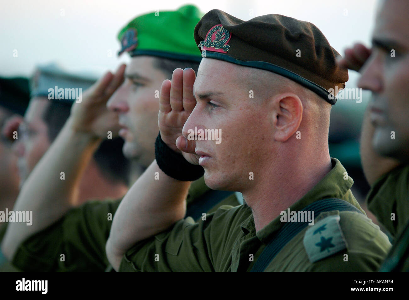 Un lieutenant-colonel de la brigade Golani salue alors qu'il participe à une cérémonie militaire en Israël Banque D'Images