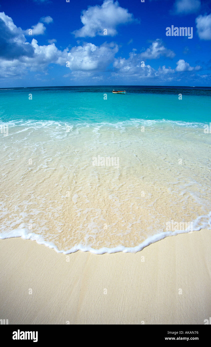 Tropical bleu et la mer de sable blanc des Caraïbes Anguilla Shoal Bay seascape Banque D'Images