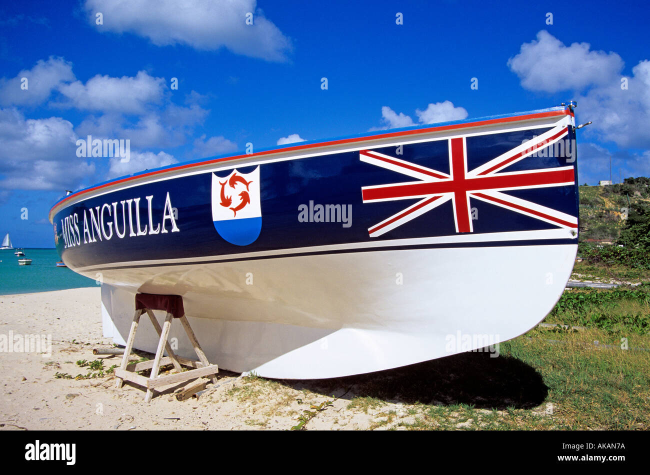 Pavillon d'Anguilla avec British Union jack et d'armoiries peintes sur bateau local sur la plage à Road Bay Anguilla Caraïbes Banque D'Images
