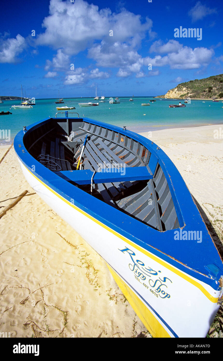 Bateau peint en blanc et bleu sur la plage des Caraïbes à Anguilla Banque D'Images