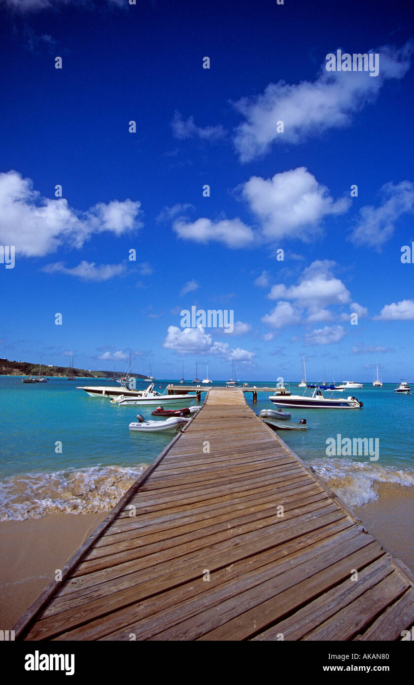 Jetée en bois idyllique avec mer tropicale et plage, Road Bay Anguilla Leeward Islands Petites Antilles Banque D'Images