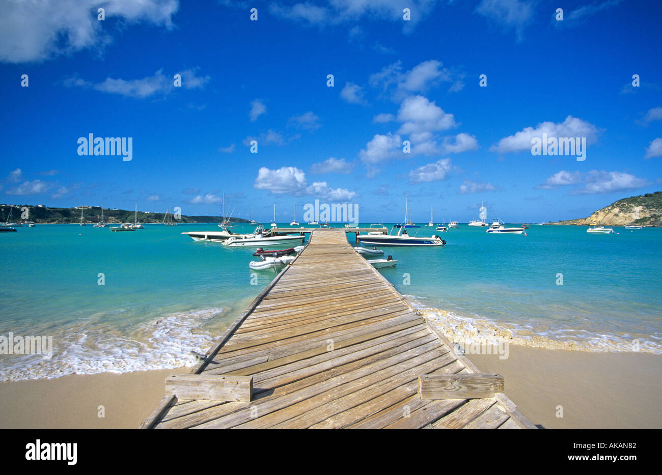 Mer plage et jetée en bois à Road Bay Anguilla Caraïbes Banque D'Images