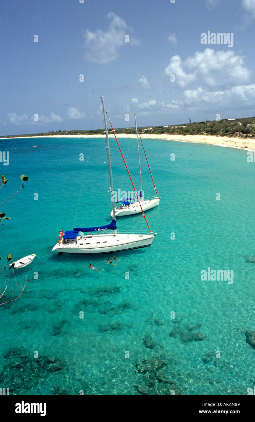 Les yachts des Caraïbes de St Martin ancrés dans la magnifique baie tropicale Banque D'Images