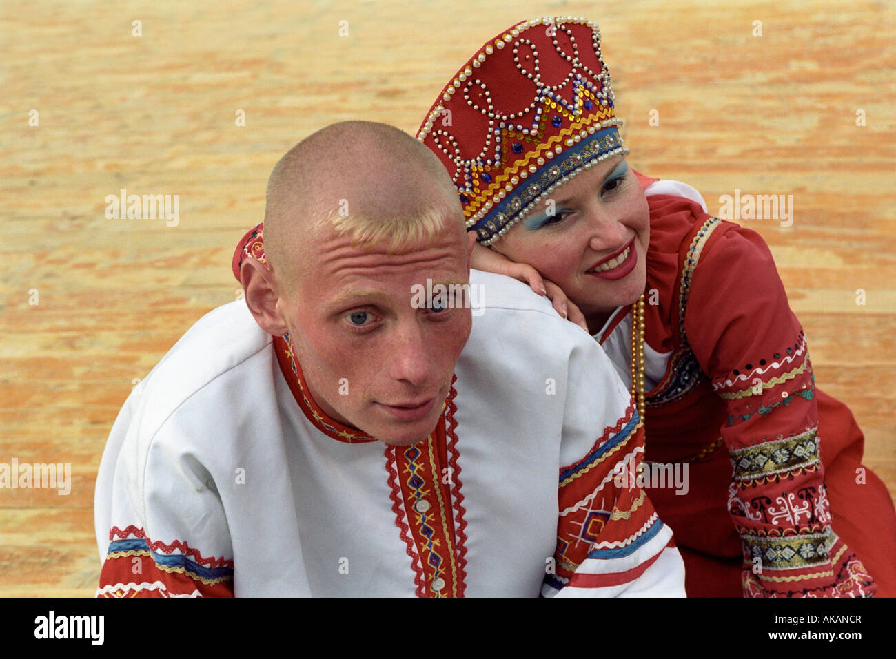 Portrait de l'homme et de la femme en russe. vêtements autochtones El-Oiyn  - festival national des peuples altaïques. La Russie Photo Stock - Alamy