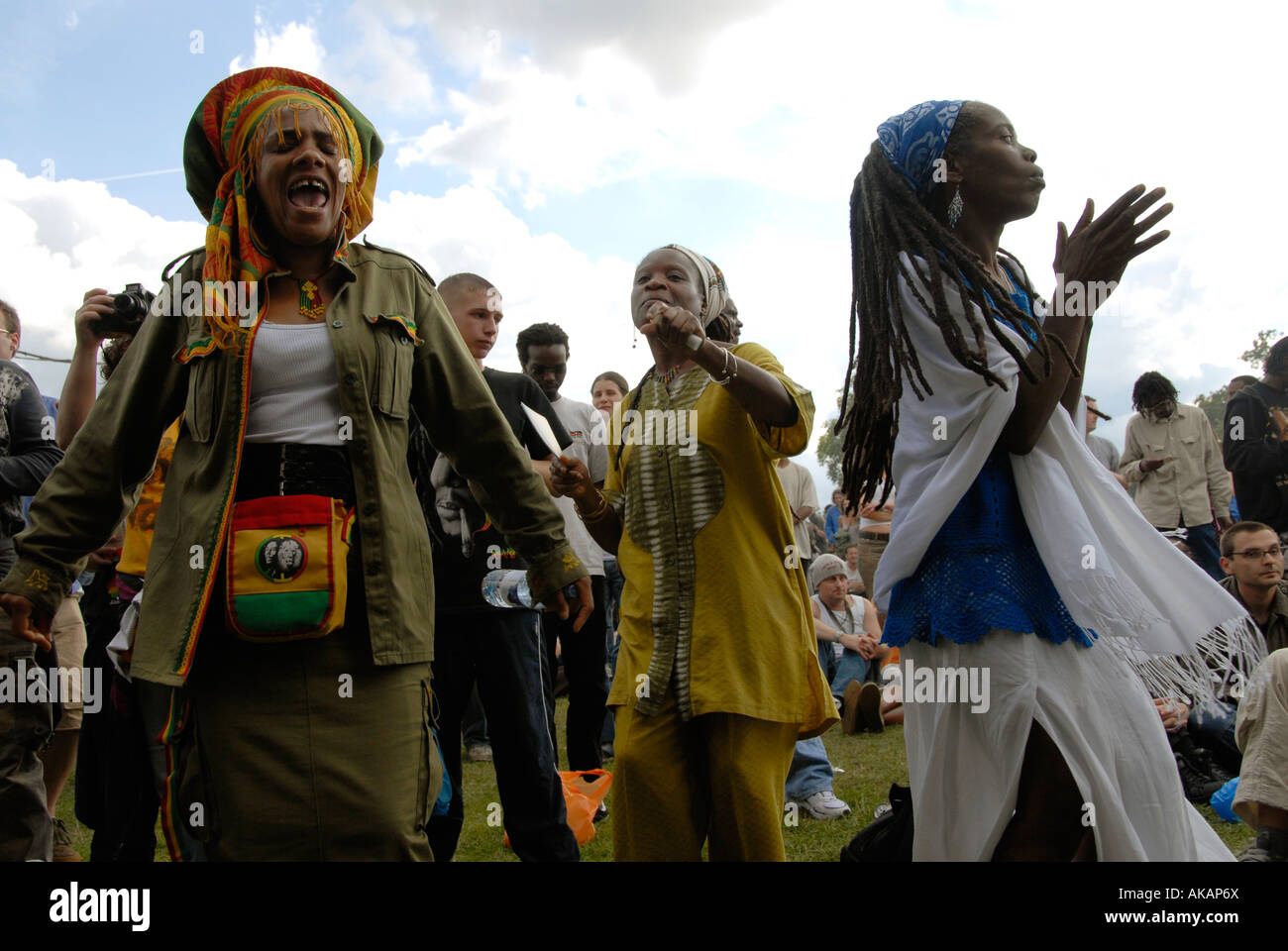 Les femmes rastafari danser sur une bande à Brockwell Park Pays juste au sud de l'événement London Banque D'Images