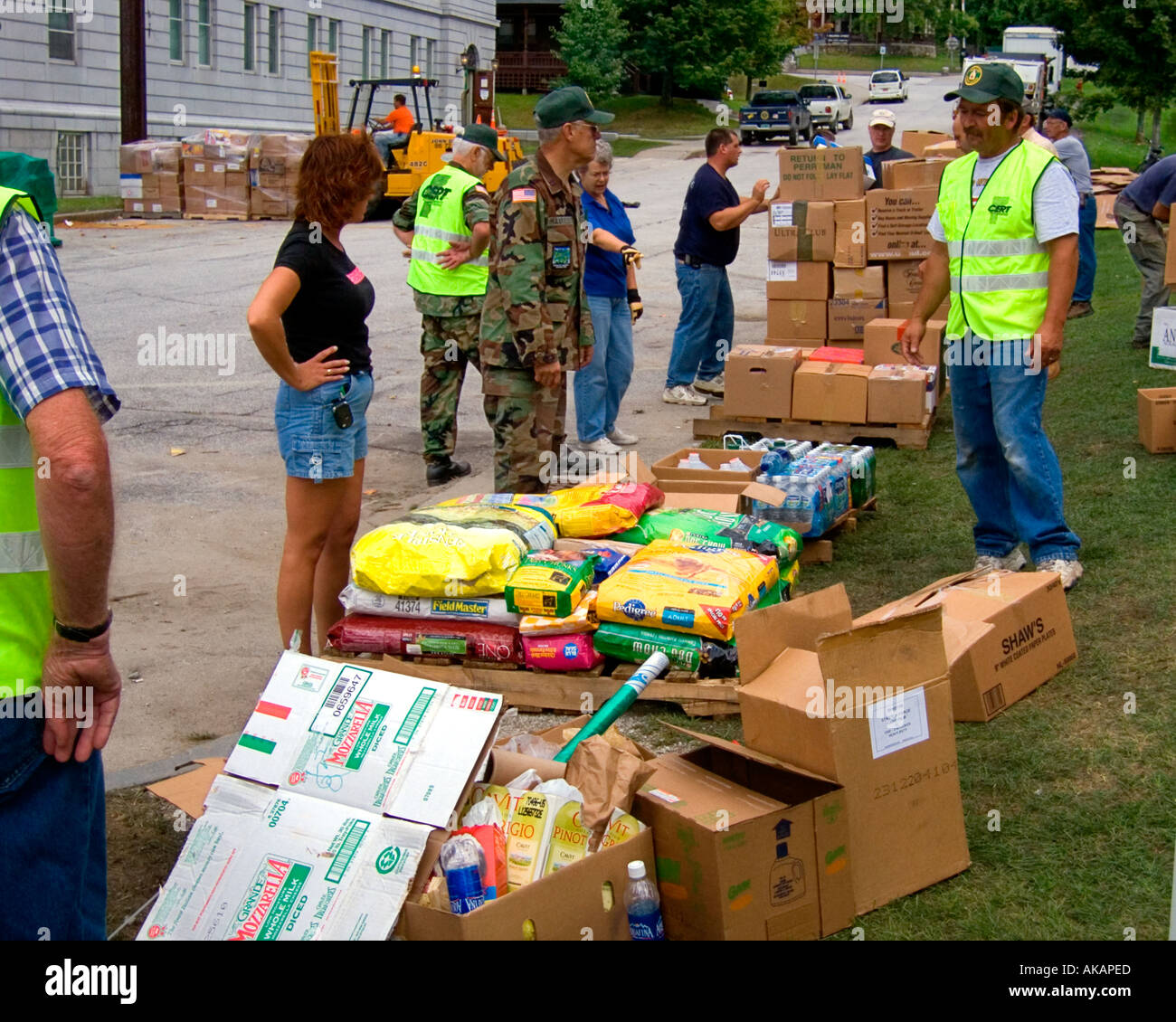Les bénévoles collecte de nourriture et de vêtements pour aider les victimes de l'ouragan Katrina Banque D'Images