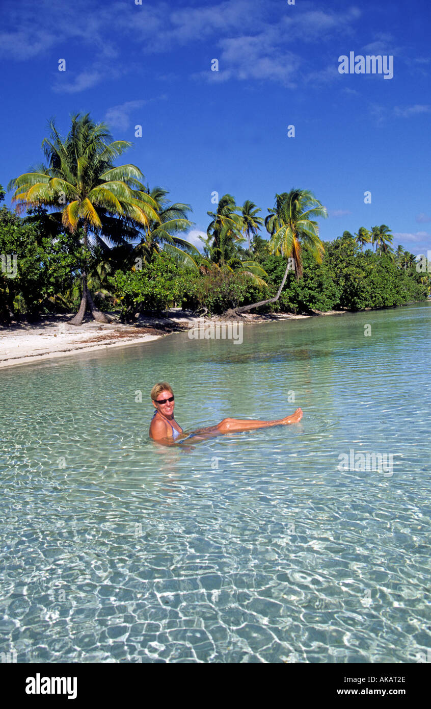 Girl laying in tropical sea smiling Îles de la Société française de l'Océan Pacifique Banque D'Images
