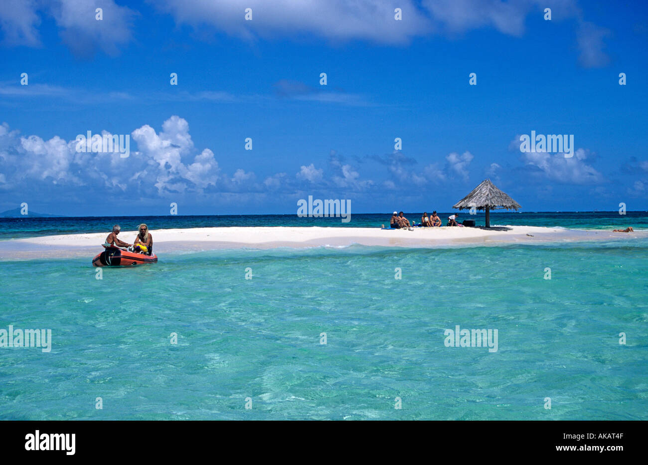 Les gens se détendre s'amuser dans des eaux cristallines St Vincent et les Grenadines minuscule îlot de Mopion Antilles Caraïbes Banque D'Images