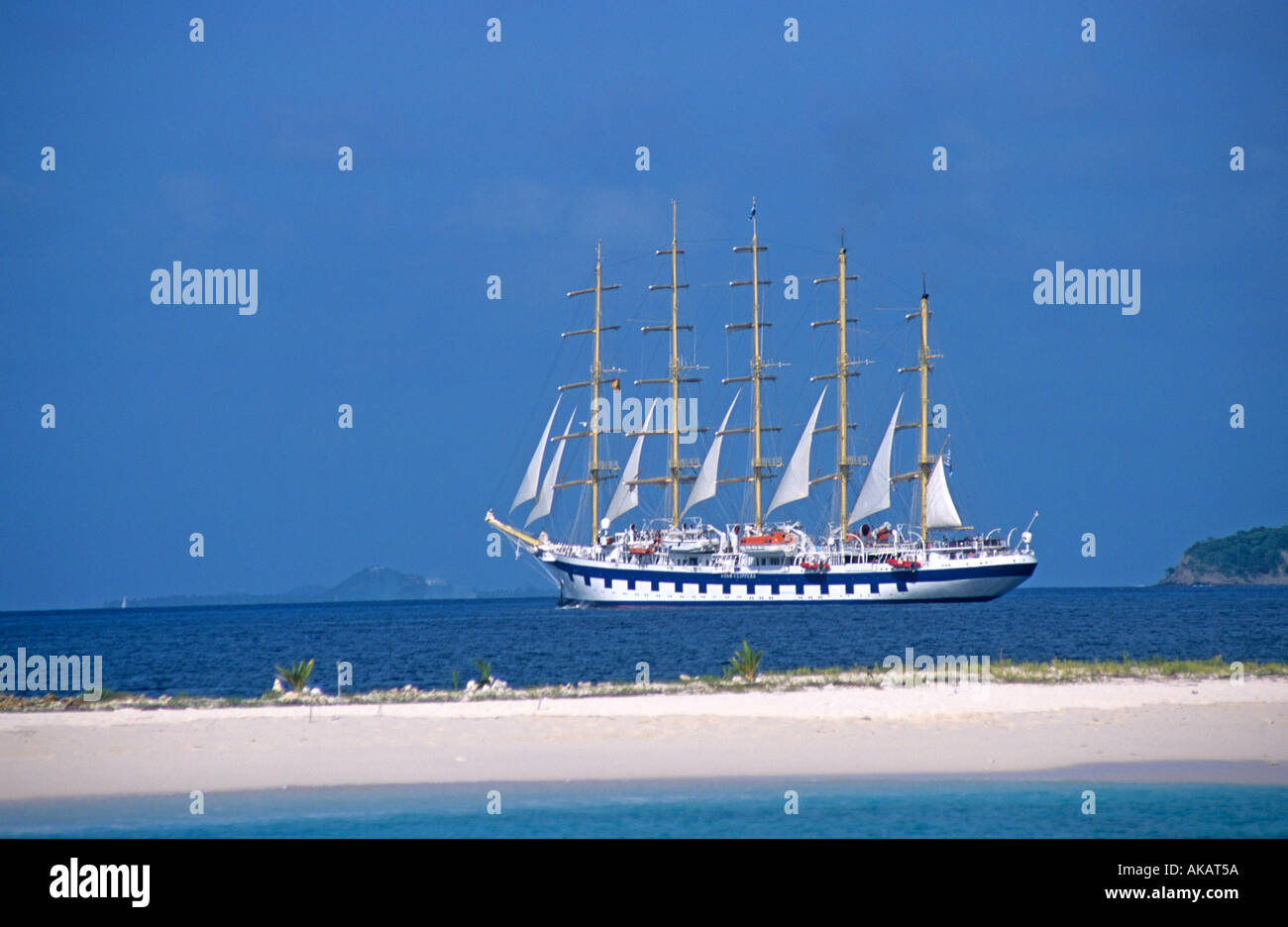 Star Clipper vue à travers l'île de Carriacou Sandy Caraïbes Antilles Banque D'Images