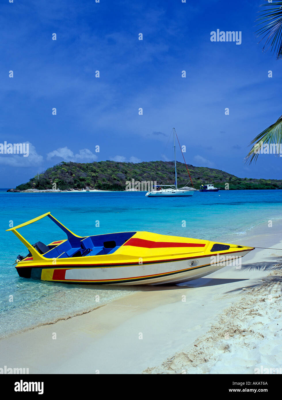 Vitesse de couleur vive sur la plage bateau Grenadines Caraïbes Banque D'Images