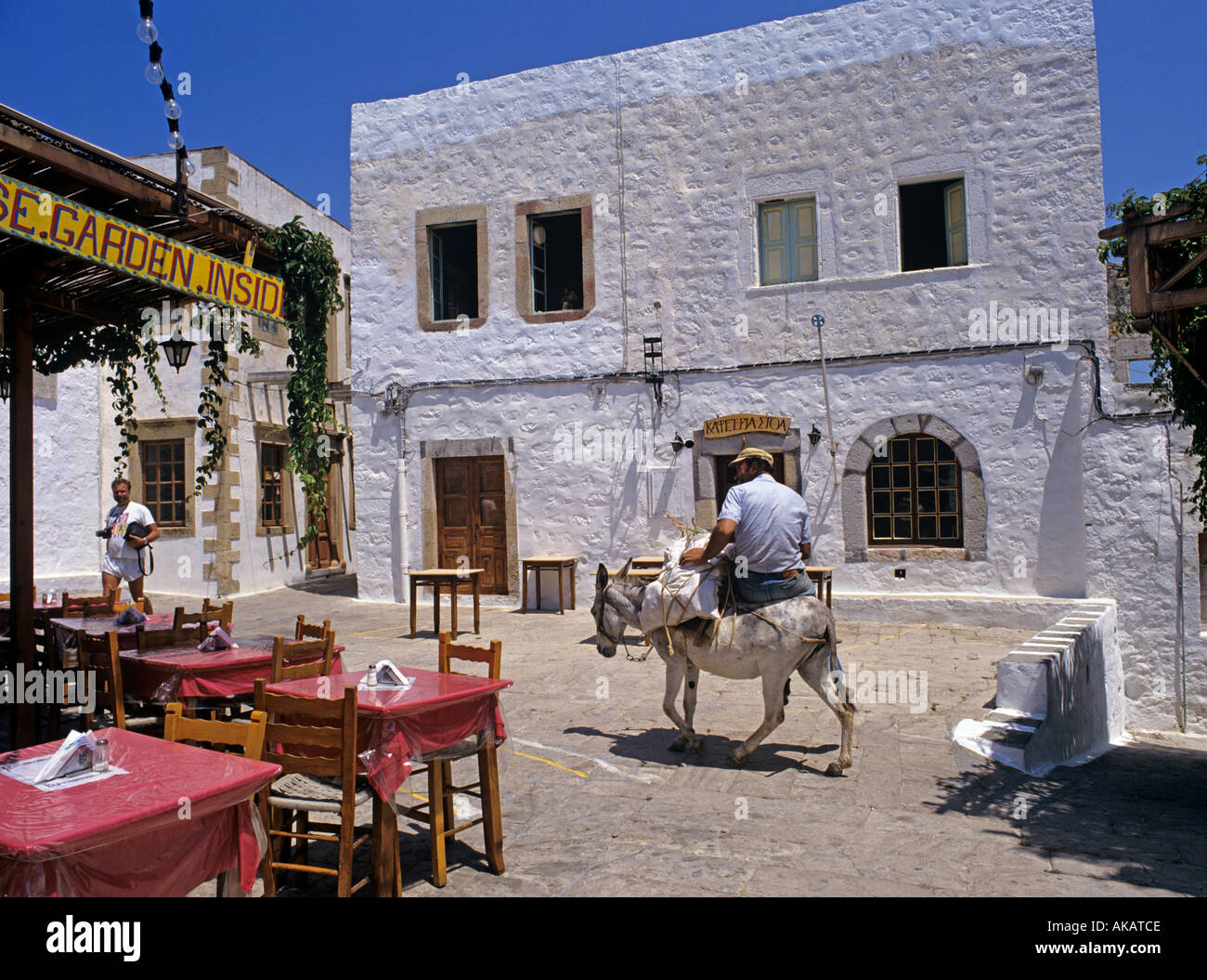 Man riding sur petit âne blanc dans un village Grèce Europe Banque D'Images