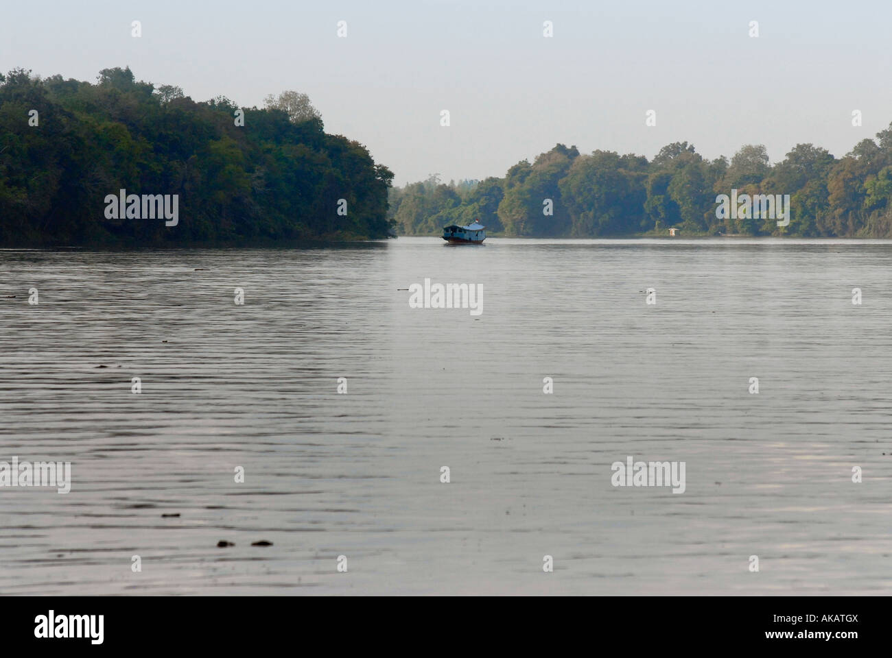 Le puissant fleuve Kapuas Indonésie plus long fleuve s'écoule comme l'artère principale hors de la véritable coeur de Bornéo Banque D'Images