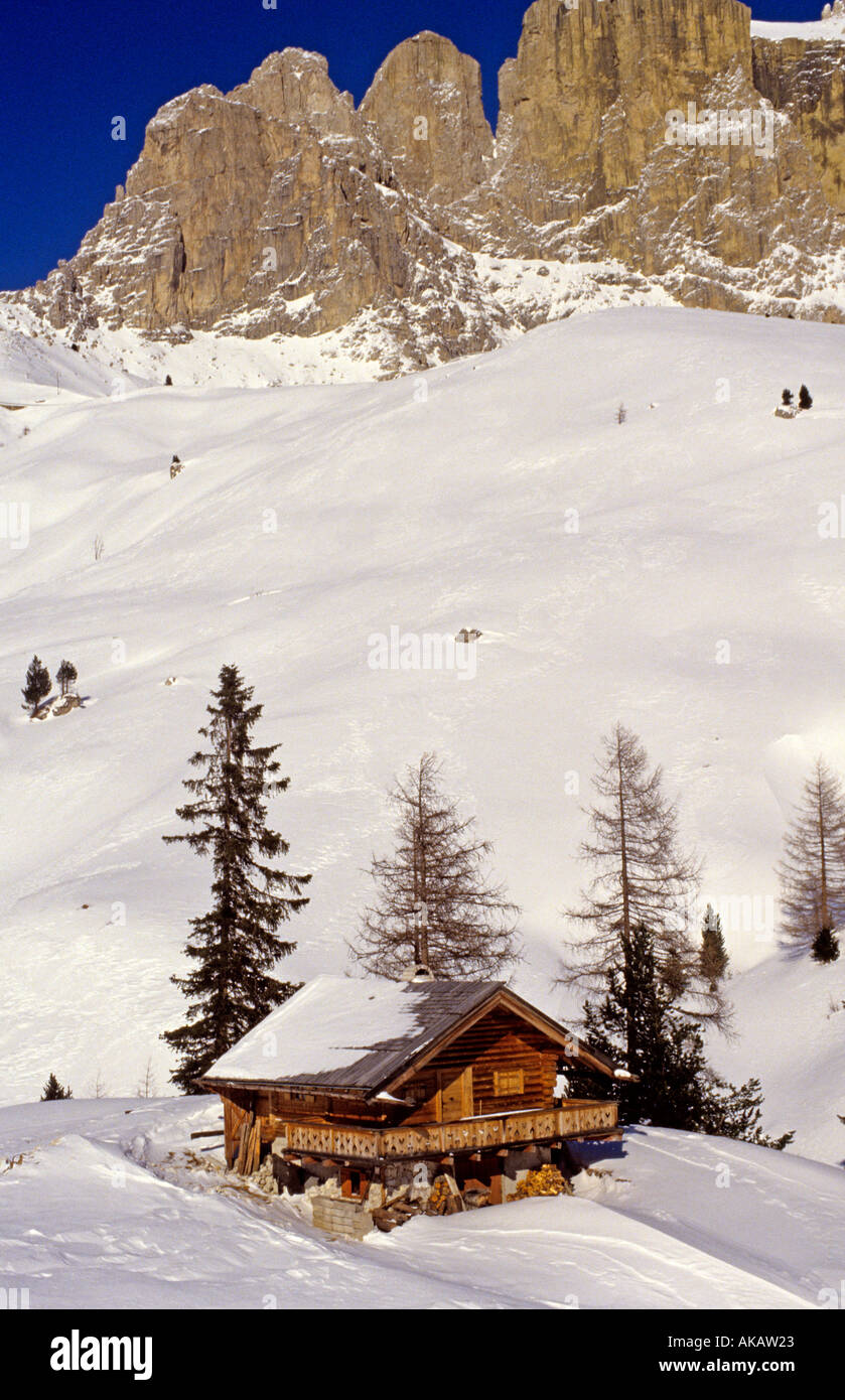 Chalet de ski l'hiver montrant un paysage gelé et la neige en Dolomites Italie Banque D'Images