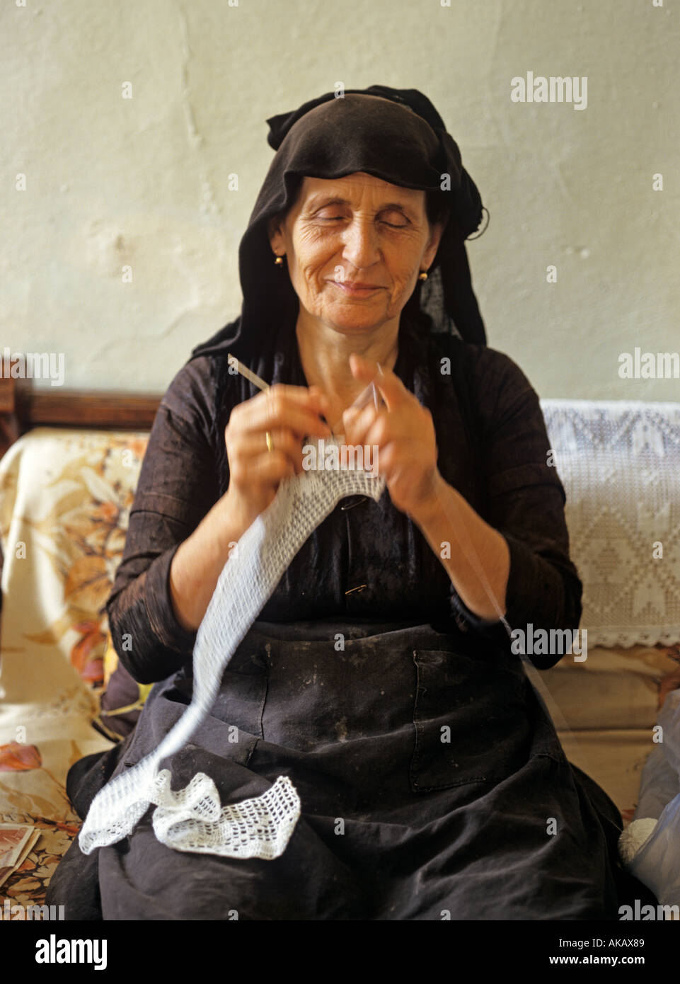 Vieille dame assise travail artisanal Grèce Banque D'Images